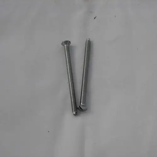 Verchromte Linsenschrauben, die für Kludi Produkte geeignet sind, liegen auf einem hellen Untergrund. Sie sind gerade und besitzen eine flache Oberseite.
